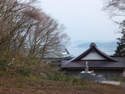 境内より本堂望む